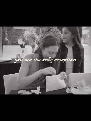 Ver vuestras miradas brillar y sentir ese cariño tan de cerca mientras me regaláis sonrisas, abrazos y momentos que recordaré para siempre me llena de emoción. Recibir a cada uno de vosotros y dedicaros un instante especial es mi manera de agradeceros por todo vuestro amor y apoyo. Para mí, las firmas de autógrafos son más que un evento. Niños y familias os acercáis con ilusión (algunos desde muy lejos) con cartas, dibujos y regalos que se convierten en un recuerdo que puedo tocar y guardar. Retratos llenos de colores, mariposas y trazos que reflejan como me veis desde vuestros ojos… Son tesoros que guardo en una cajita porque en ellos hay tiempo, imaginación y admiración. Verme convertida en un dibujo es como mirarme en un espejo mágico 🥹🪞 @irisadeada  #meetandgreet #fanart #youtubers  #reborncommunity #adasweet