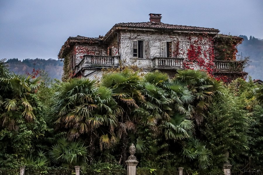 Fine Art – Urbex – The Woman and the Mist product image (1)