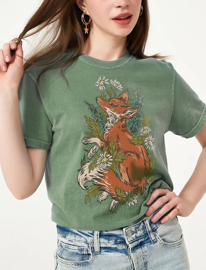 Goblincore and Cottagecore Shirts for Fox Lovers | Red Fox on a Bed of Chamomile Flowers Botanicals T-Shirt product image (15)