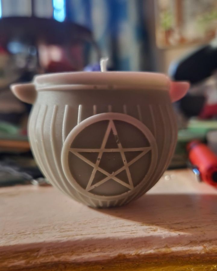 cauldron candle product image (1)