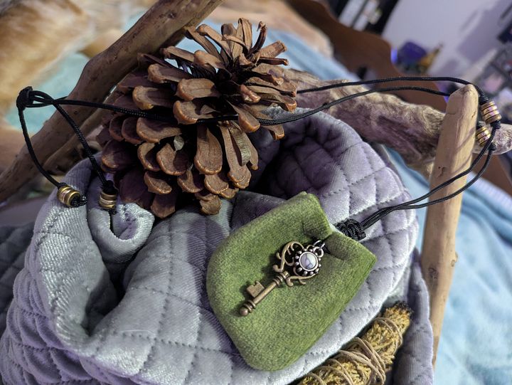 Howlite Key Pouch Necklace product image (1)