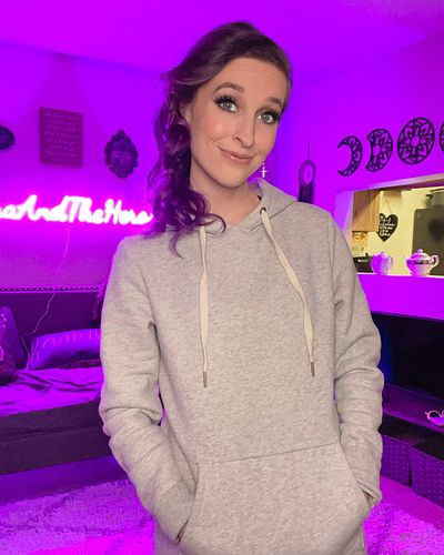 It’s finally getting chilly around here! ❄️ ☕️ 

#selfie #cozy #cute #hoodie #relaxing #cutegirl #prettygirl #twitch #twitcha...