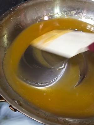 Prepara Flan Espectacular! ¡Caramelo Perfecto en Minutos! Ingredientes:  * 1 caja de harina para pastel Betty Crocker Super Moist ( seguir instrucciones de la caja)  * Pizca de sal  * 1 lata de Dulce de Leche (La Lechera)  * 1 lata de Leche Clavel  * 1 cdta de vainilla  * 5 Huevos  * 4 OZ de queso crema  * 2 cdas de Agua  * 1/2 Taza de Azúcar (Para el caramelo) #flancasero #recetasfaciles #postrescaseros #caramelo #cocina #flan #comida #recetas #postres #cocinafacil