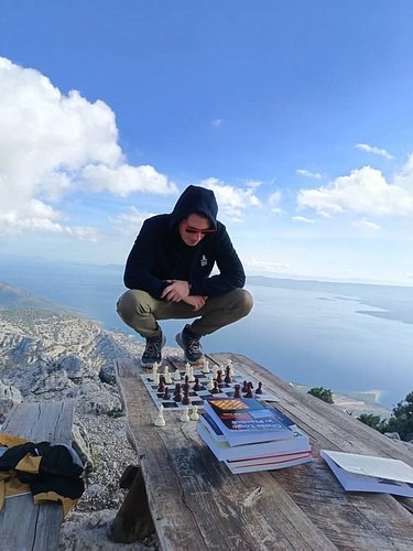 Analyzing Tal-Botvinnik at the top of Brač.

#chess #chessmaster #chessimprovement