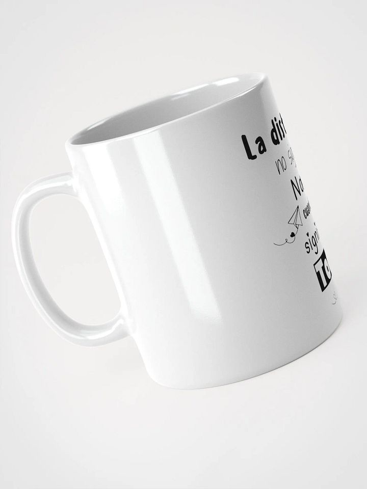 La distancia no significa nada Mug product image (2)