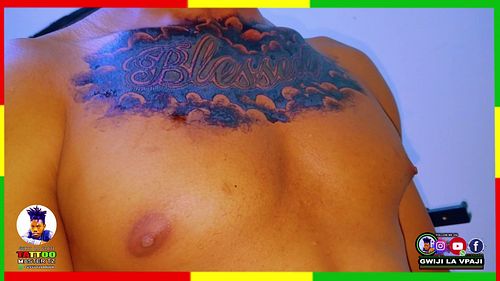 BLESSED WITH CLOUDS TEMPORARY TATTOO ON THE MAN CHEST || Kuchora Tattoo ya Neno Blessed Na Mawingu || Gwiji La Vpaji 
:
Kutaz...