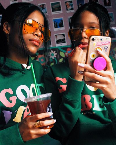 Welcome to kindergarten👯‍♀️..
Obsession with retouching the gloss.  Are we the only ones😅?

#ligbrandambassador