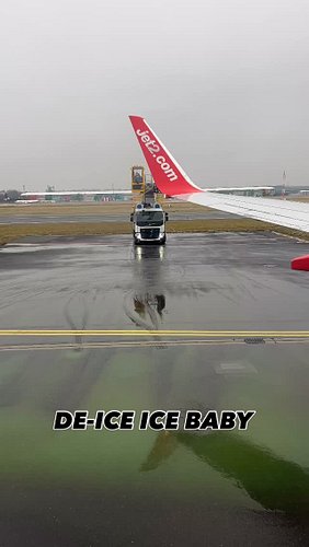 A spot of de-icing ahead of departure. #leftseatculture #aviation #pilotlife #winterflying