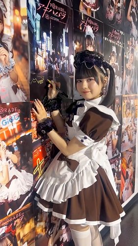 めらるのサインタイム🖋️🎀 
Somewhere in the photo exhibition, you might find Meraru’s signature… 💭 

実は、写真展のどこかにめらるのサインが…！？💭 
見つけた方は、コメント...