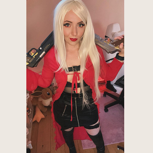Pull my Devil Trigger? 
Femme Dante cosplay 💥🌶️
.
.
.
.
#devilmaycry #dante #cosplaygirl #cosplayerofinstagram #vergil
