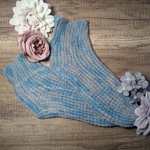 I've been obsessed with making socks lately. This is a pair I whipped up using a sock blank dyed by @luvinewedesigns and it t...