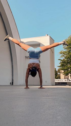 Time for some silly handstand practice 🤸🏽‍♀️😎 real talk I haven’t touched this skill in over a year (oops) and it’s crazy how...
