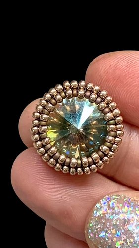 ✨ New Video Alert! ✨
Ever wanted to create a stunning beaded bezel for a 16mm crystal Rivoli, but thought it looked too trick...