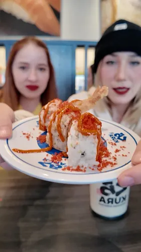 🌱 Exploramos la nueva colaboración de Pikmin x Kura Revolving Sushi Bar en San Diego 🍣✨ #Nintendo #Pikmin #KuraSushi #SanDieg...