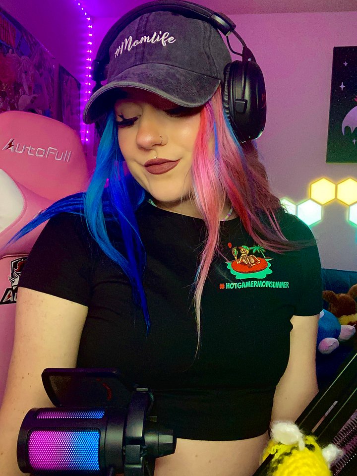#hotgamermomsummer crop top product image (1)