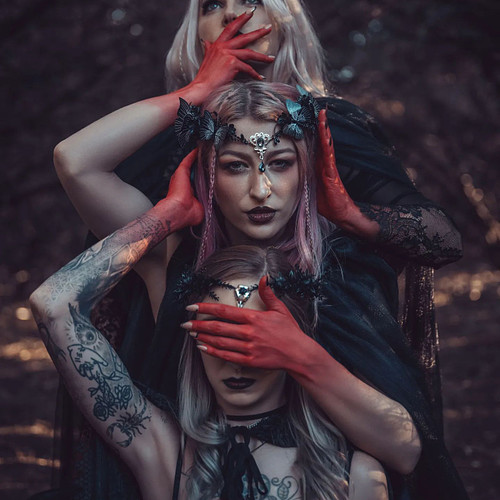What's on our hands? Wrong answers only? 🩸⁉️
@krystena_marie and @mashedpotatkat in frame 🖤
@kitsutotori behind the camera 📷 ...