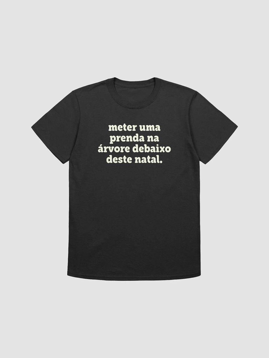 meter uma prenda na árvore debaixo deste natal. | T-shirt product image (1)