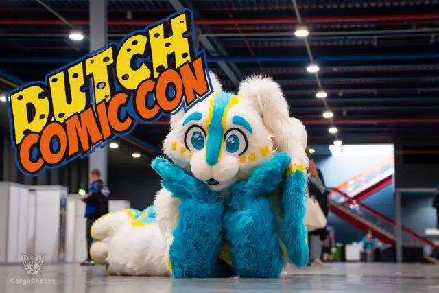Ja hoor, knuffie is aanwezig bij DCC op de Zaterdag !  #foryoupage❤️❤️ #fandom #fursuit #fluff #furryfandom #furry #bunny #DCC #dutchcomiccon #utrecht #beurshallenutrecht #comiccon #cosplay #events #fyp 