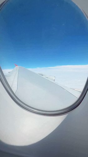 💺 Maybe this really is the best seat in the house ✈️ 38,000ft, @globalairlines wingtip views, and a moment of calm above the ...