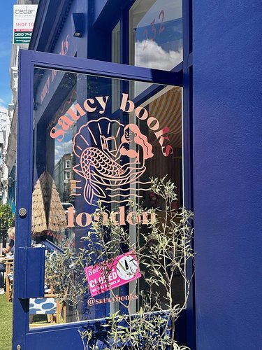 🧜🏻‍♀️ Tiny but mighty & definitely saucy. A gem! #bookstore #london #nottinghill #author  @saucybooks