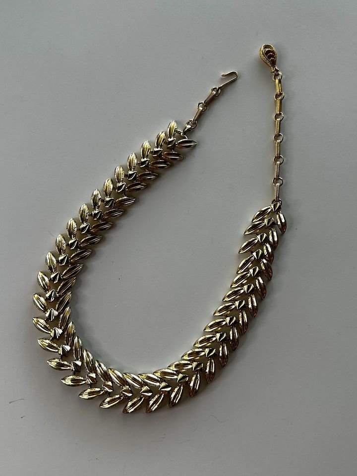 Vintage Coro Gold Tone Leaves Choker Necklace product image (2)