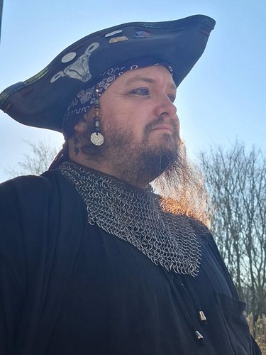 Spotted in the wild: one slightly scruffy leatherworker, fuelled by mead and crazy ideas. Approach with biscuits.

#leatherwo...