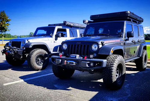 The Defiant making new friends.

#jeeps #wranglerrubicon #JeepJK #jeepsofinstagram #jeepbeef #sevenslotsociety #grabberX3 #AE...