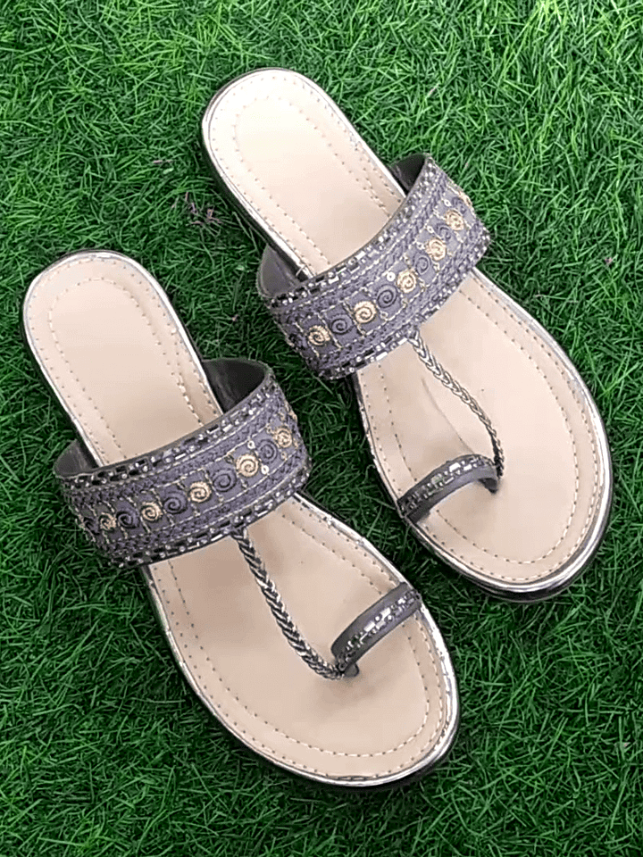 Girl's ethnic flat slippers product image (1)