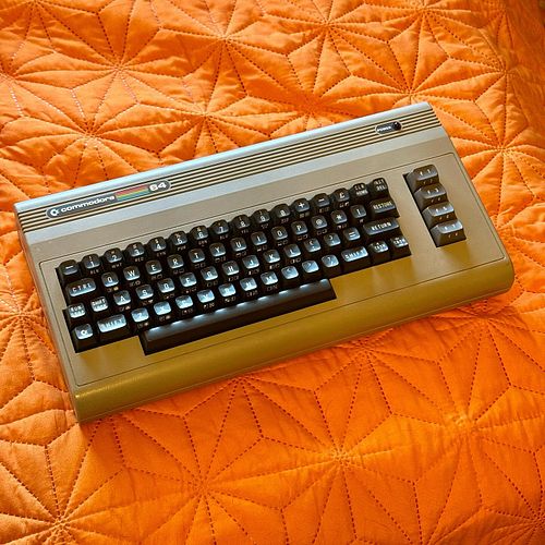 HELLO RETRO HUSBAND. 🤖

#newoldcomputer #commodore64