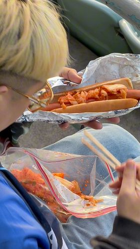 uhhhhhh saw this guy bring his own kimchi for the hotdogs at dodgers stadium on Korean heritage night 👀👀👀👀🤯🥴