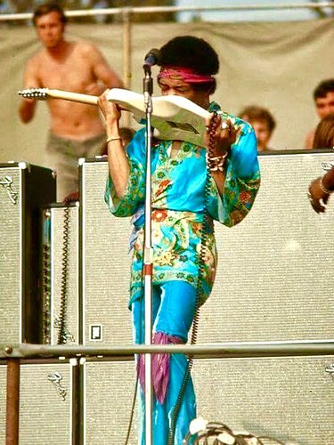 Jimi Hendrix playing the guitar with his MOUTH…. 😳🎸

#jimihendrix #guitarist #stratocaster