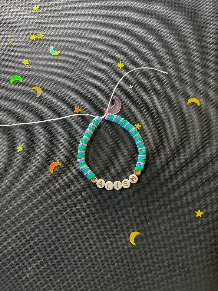Bracelet ''Petit alien perdu sur la lune'' 🌙 product image (1)