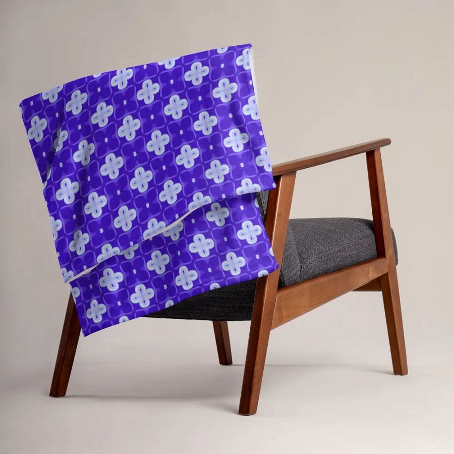 Purple & White Seamless Patterned Throw Blanket product image (6)