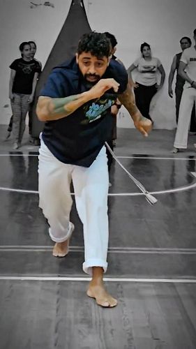 😎
A capoeira é minha vida, meu sangue, meu suor. Desde os primeiros passos, quando ainda era um moleque curioso, senti que es...