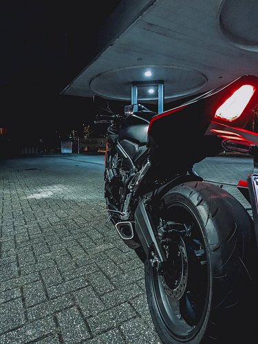 Friday evenings are better on 2 wheels.
Where are we riding this weekend?

#chazyafterdark #crowcircle #motorcycle #fridayvib...