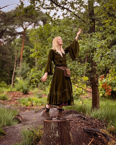 Witch garden 🧙🏻‍♀️🍃🔮

It was raining, so we made a very sensible choice: we went into the forest to take some pictures 🤭