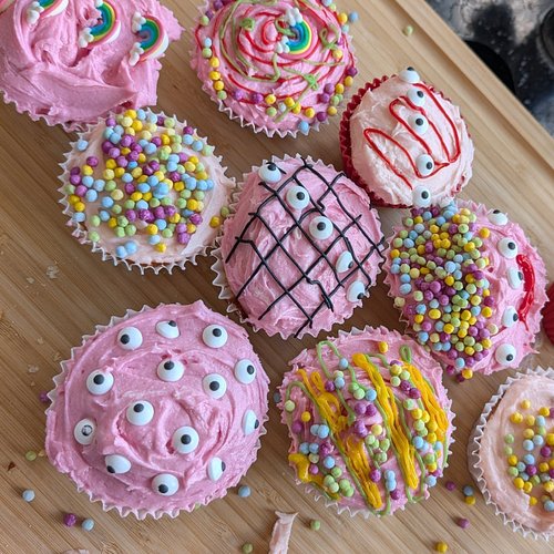 Had a very good giggle yesterday baking and decorating pink lemon-cupcakes with my mum live on stream! Edible eyes and unicor...