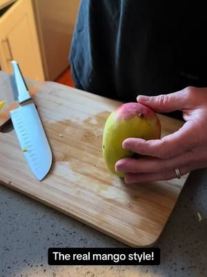 Here’s how i was taught to cut a mango!  Hope it helps!   #mangostyle #mangotechnique #kitchenhacks 