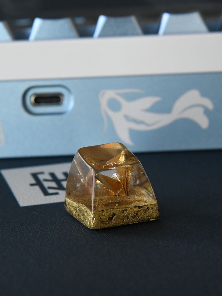 Golden Ruins Crane SA R1 Keycap product image (1)