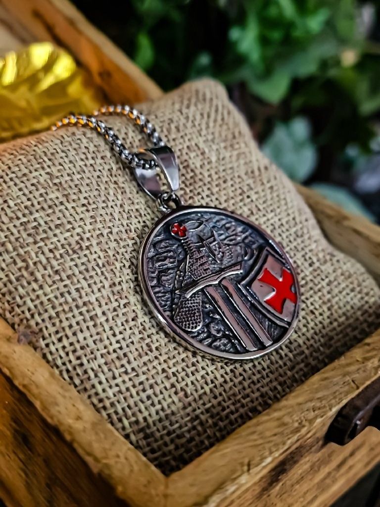 The Armored Kingdom Seal of the Crusader Necklace product image (2)