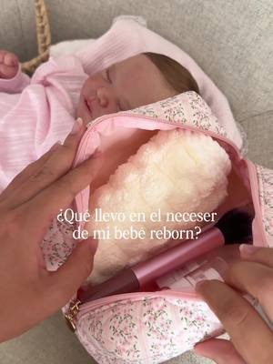 ¡Nuevo Set de Cuidados! 🫧 El accesorio ideal para la rutina diaria de tu bebé reborn 𝜗𝜚🪞🤍 Este elegante y suave estuche acolchado con diseño floral en tonos rosas, ofrece el espacio perfecto para proteger los accesorios de tu muñeca. En su interior encontrarás todo lo necesario para los cuidados esenciales: – Dos botellas recargables para perfume (30 ml) y spray de cabello (60ml) *No se incluyen líquidos – Una brocha suave para la aplicación de polvos de talco – Una toalla multiusos de tejido delicado – Un cepillo de cerdas finas especialmente pensado para el cabello más delicado (Color aleatorio rosa/blanco) Su formato compacto y portátil (20 x 12 x 8 cm) permite llevarlo fácilmente en el bolso o la maleta >ᴗ< Como detalle especial, cada neceser se entrega en una encantadora cajita, acompañado de una fotografía firmada y dedicada por Ada Sweet ᝰ.ᐟ Ya disponible en nuestra página web www.adasweetreborns.com  #rebornbaby #reborndoll #rebornbabies #reborn #reborndolls 