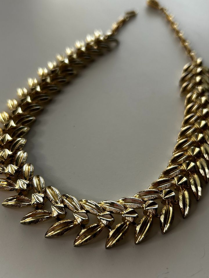 Vintage Coro Gold Tone Leaves Choker Necklace product image (1)