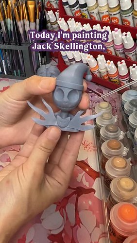 🎃 Painting Jack Skellington 🖤
 This large-scale mini was sent to us by @mojo_modelling — thank you!
I started with gray and w...