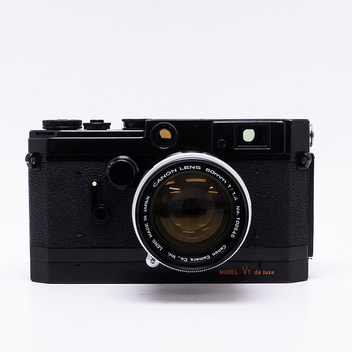 An extremely rare Canon. VT Deluxe black paint has appeared. Available on the website soon.
#filmcamera #canonrangefinder #ja...