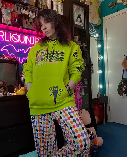 I haven’t been sick in like 10 years. I don’t know what happened. Sickly stream fit from yesterday. My Fizzarolli pants look ...