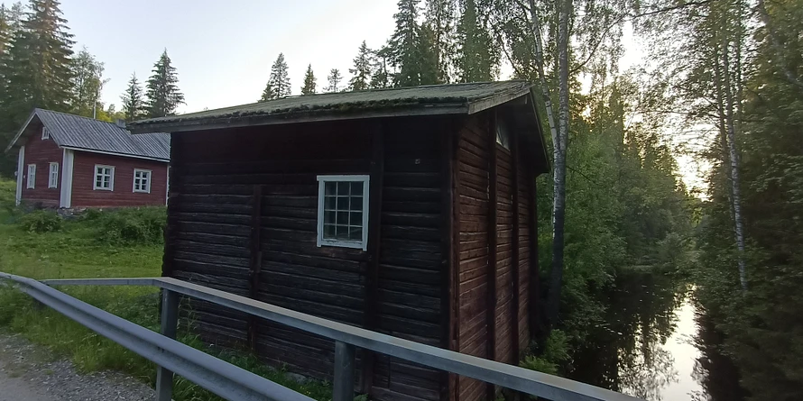 Photo of the olf mill and roadhouse museum in Öllölä.