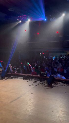 HYPING THE CROWD IN CONNECTICUT🙏 I got to meet so many amazing artists and @genwunnr matched my energy on stage and in the gr...