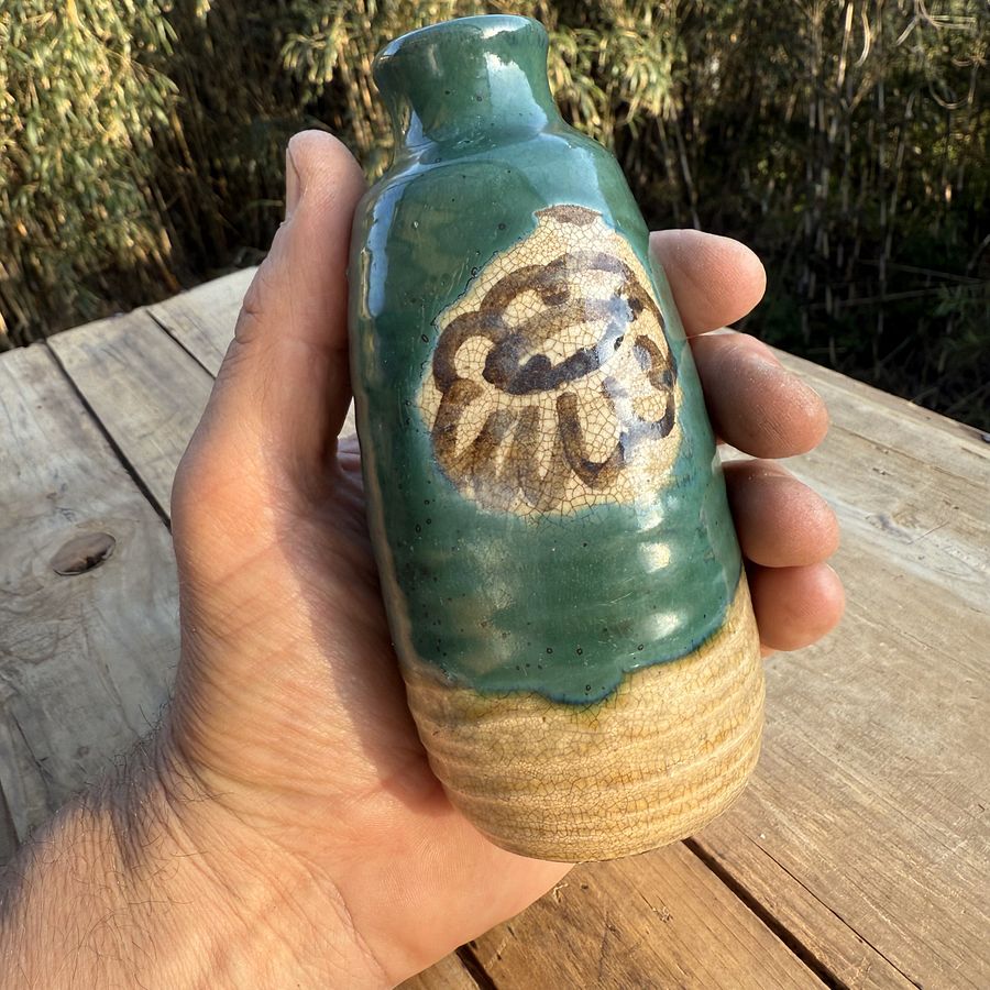 🎎 Green-glazed calligraphy sake flask with floral motif – Japan Antique Roadshow product image (5)