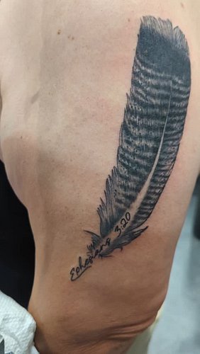 Had so much fun doing this realistic turkey feather today! 

#tattooapprentice #feathertattoo #turkeyfeather #turkeyfeatherta...