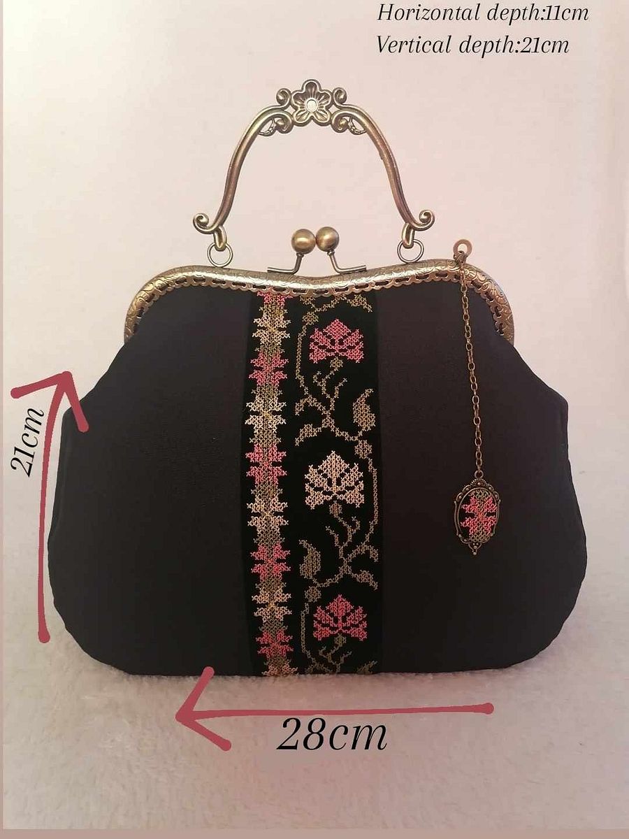 Traditional vintage-style handbag product image (1)